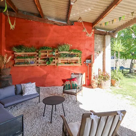 بيت للعطل Authentic With Pool Near Uzes Fontarèches