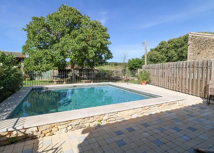 Authentic With Pool Near Uzes Feriehus *