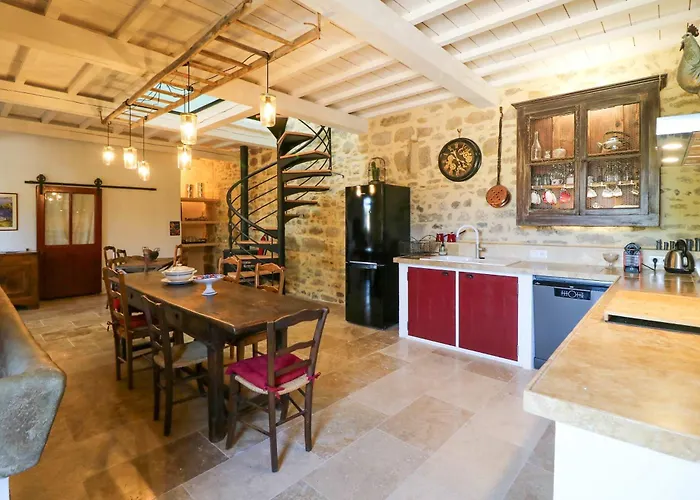 Authentic With Pool Near Uzes Feriehus
