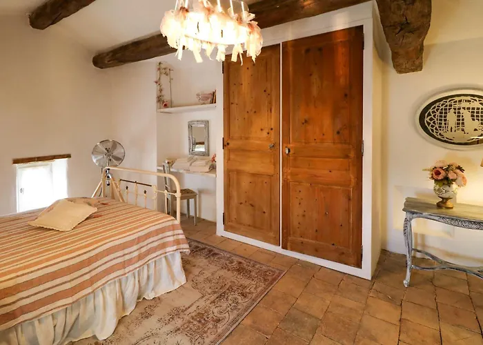 Authentic With Pool Near Uzes Feriehus *