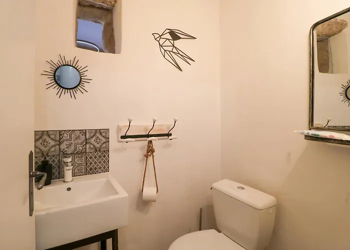Authentic With Pool Near Uzes Feriehus *