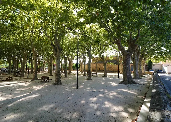Authentic With Pool Near Uzes Feriehus